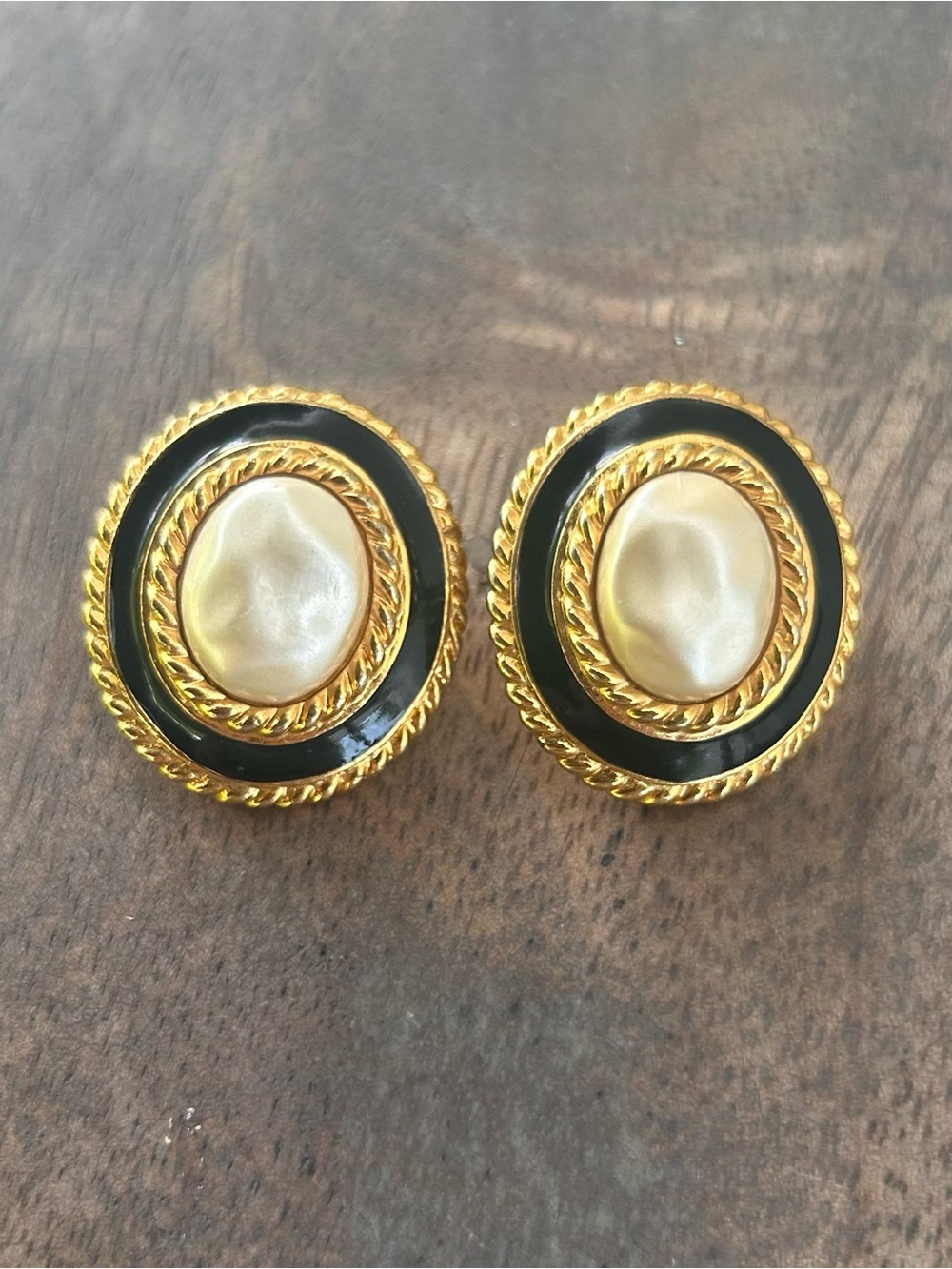 Vintage CAROLEE signed black and gold enamel faux pearl oval clip on earrings - Picture 2 of 6